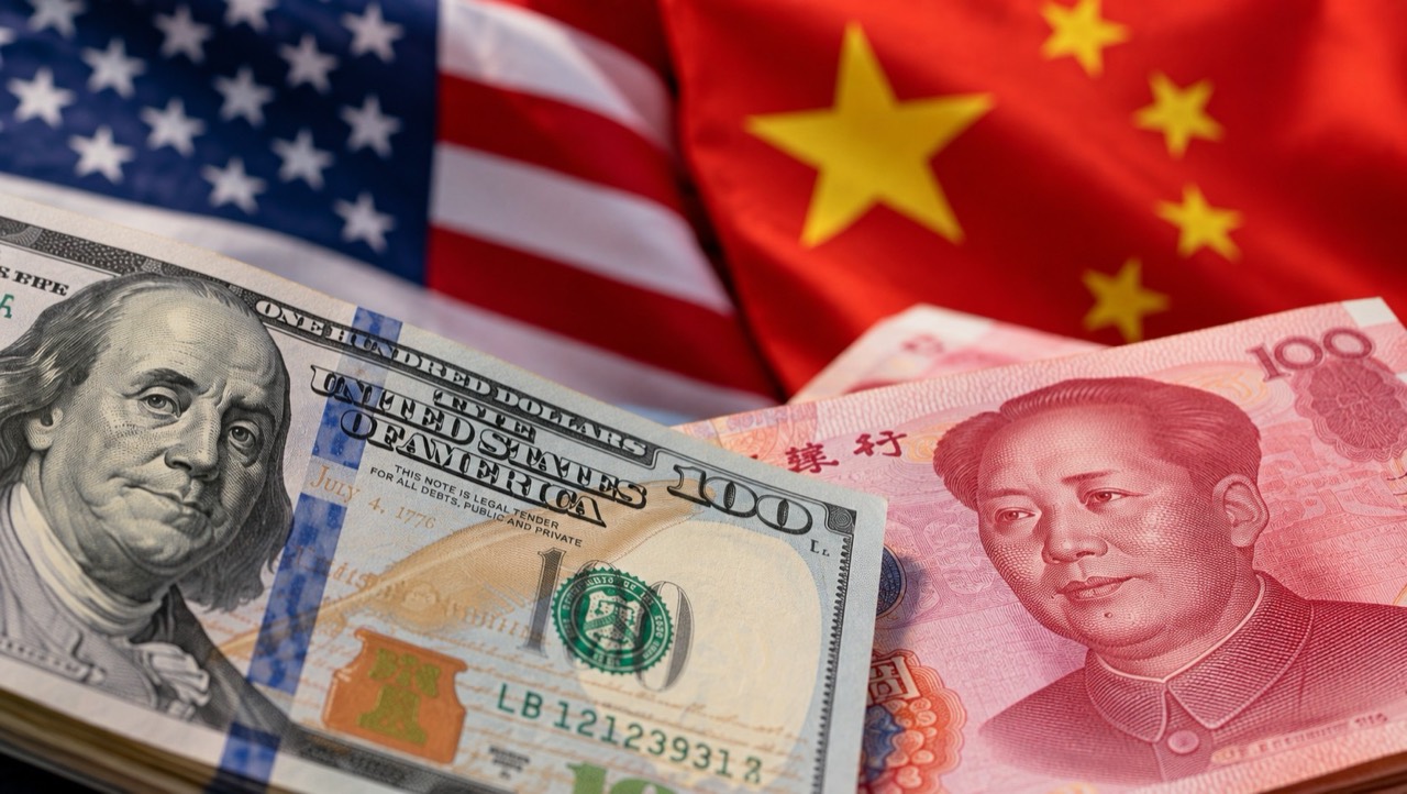 米ドルと人民元を題材にしたイメージ。実際の為替相場ではない